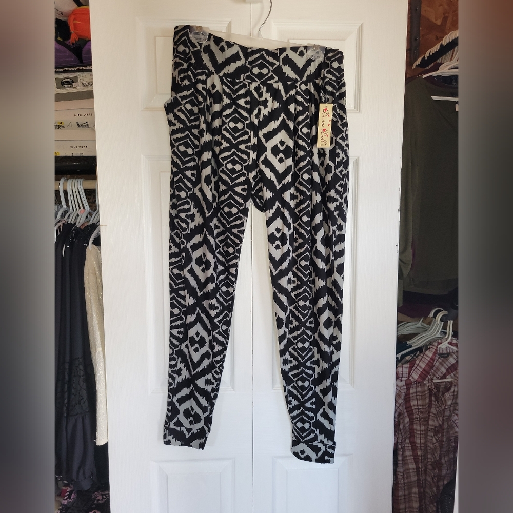 Divins Doll Style Black and Gray Patterned Leggings With Pockets